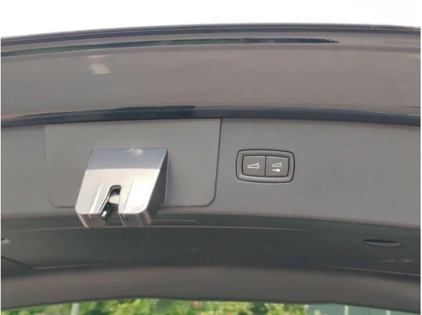 Car image 30