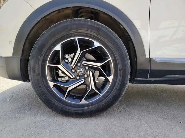 Car image 10