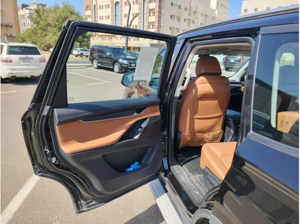 Car image 13