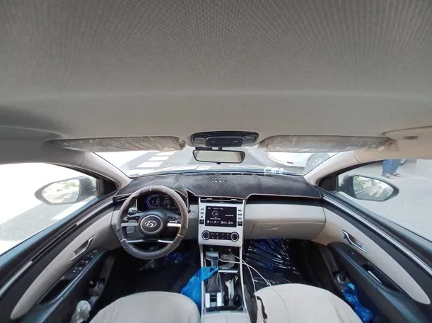 Car image 12