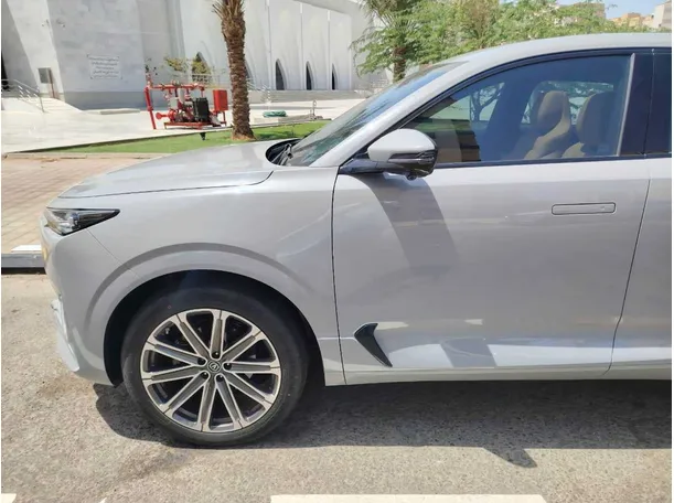 Car image 9