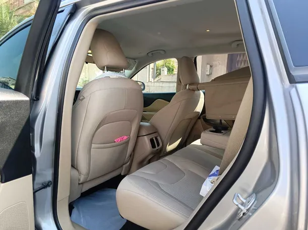 Car image 18