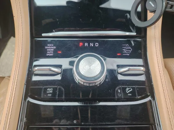 Car image 19