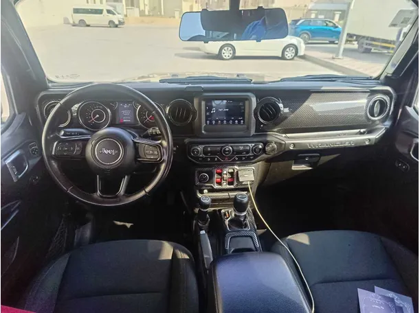 Car image 19