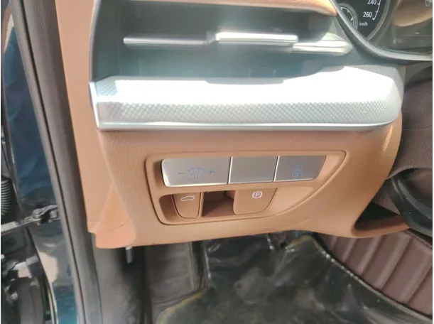 Car image 34