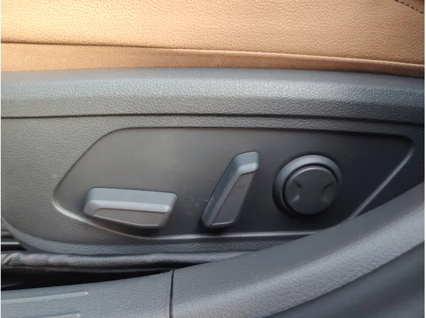 Car image 27