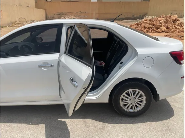 Car image 14