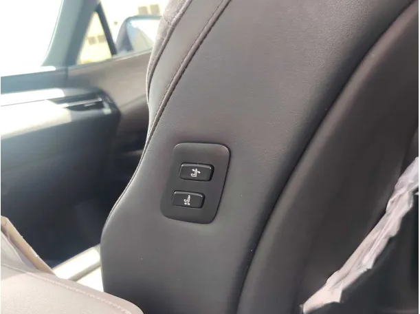 Car image 35