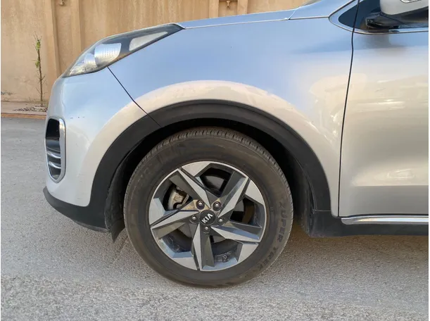 Car image 8