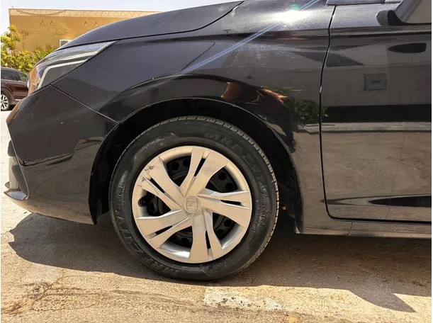 Car image 9