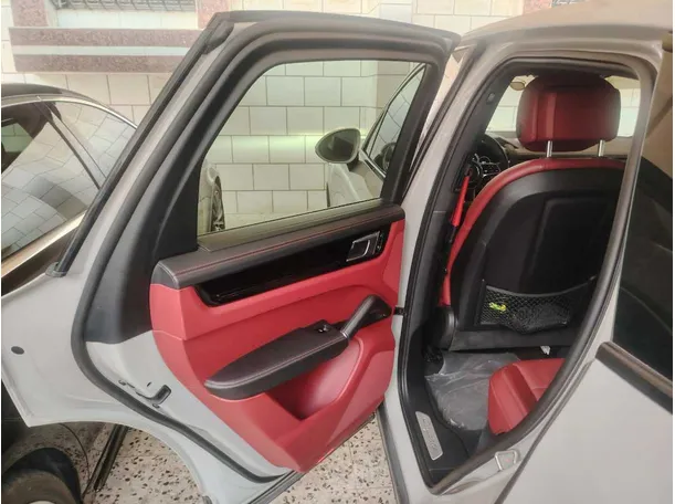 Car image 17