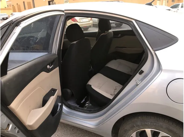 Car image 12