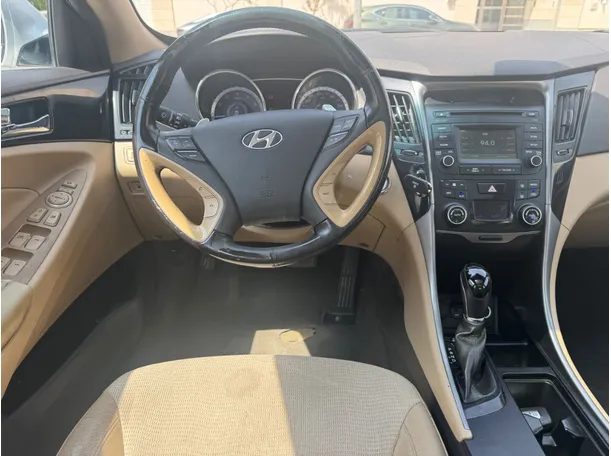 Car image 17