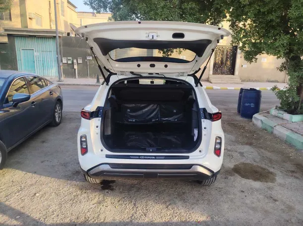 Car image 25