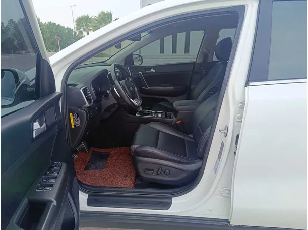 Car image 12