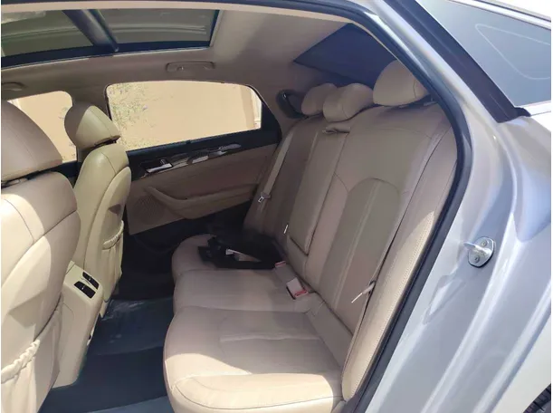 Car image 17