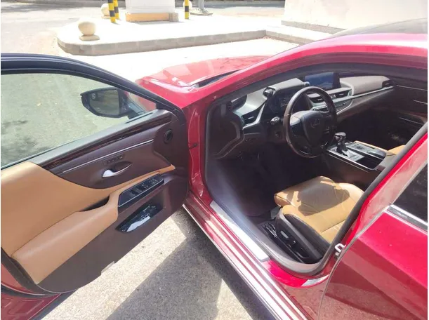 Car image 12