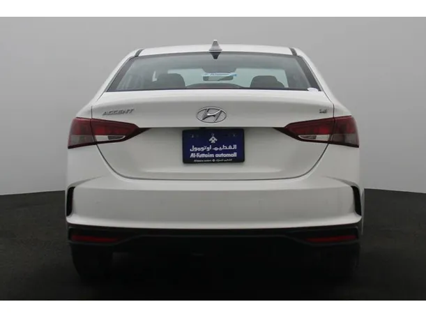 Car image 12