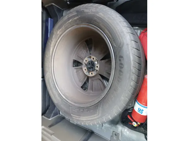 Car image 24