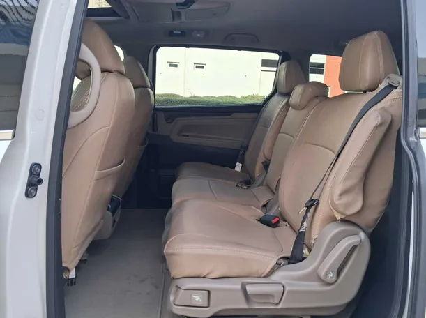 Car image 13