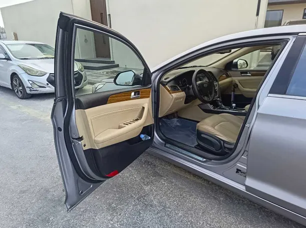 Car image 12