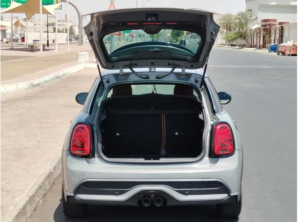 Car image 26