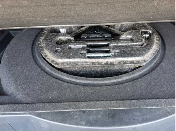 Car image 26