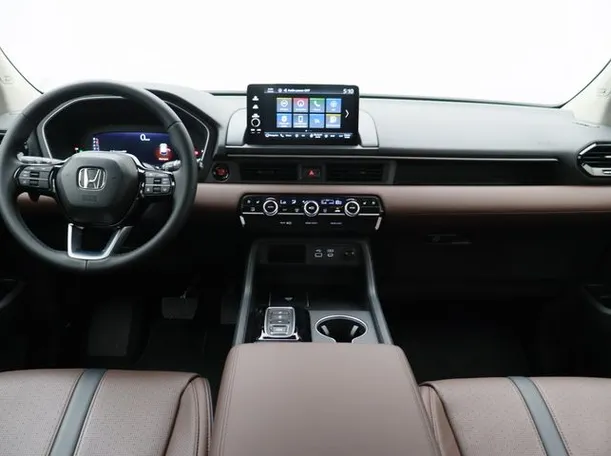Car image 13