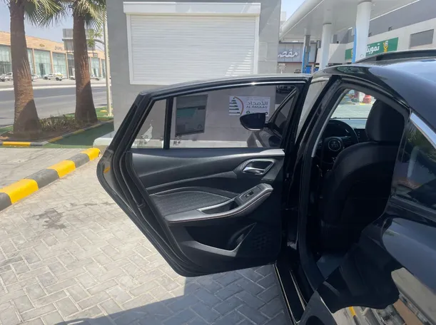 Car image 14