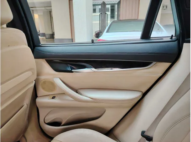 Car image 35