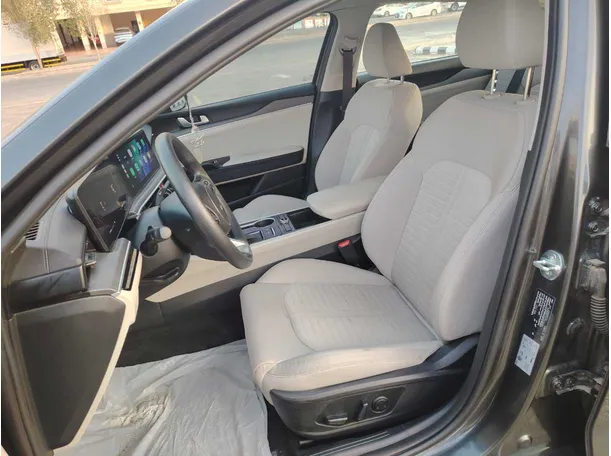 Car image 12