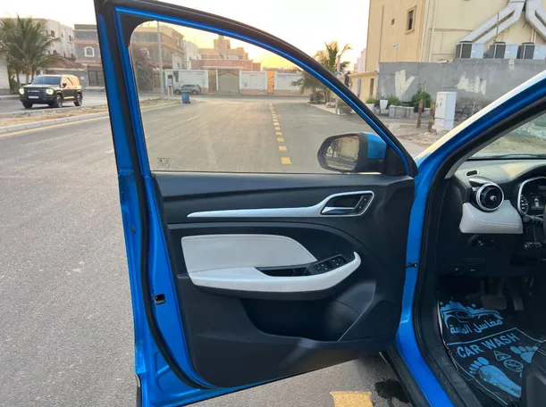 Car image 10
