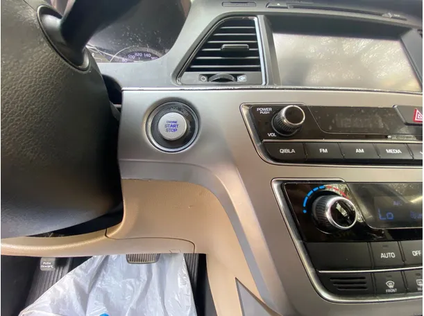 Car image 18