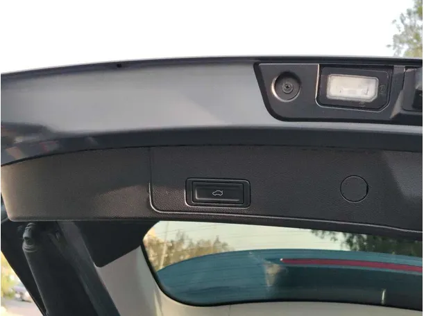 Car image 30
