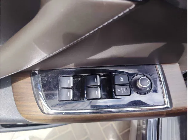 Car image 26