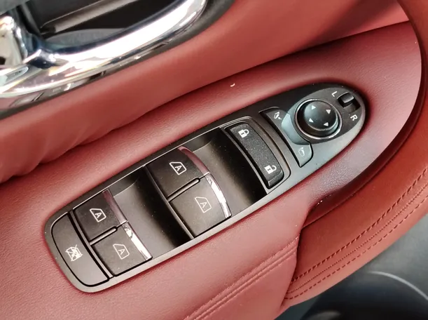 Car image 30