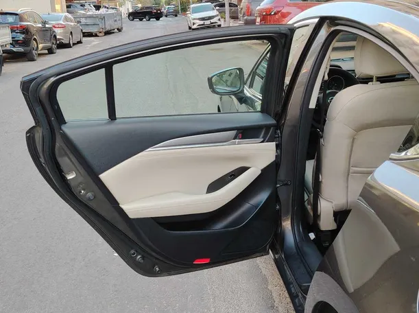Car image 14