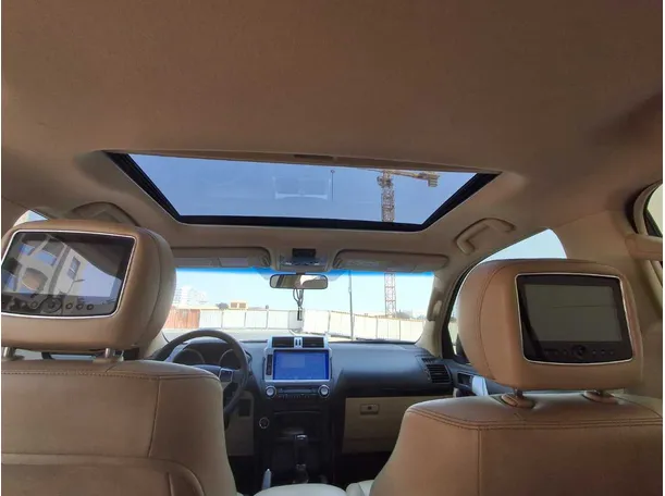 Car image 17