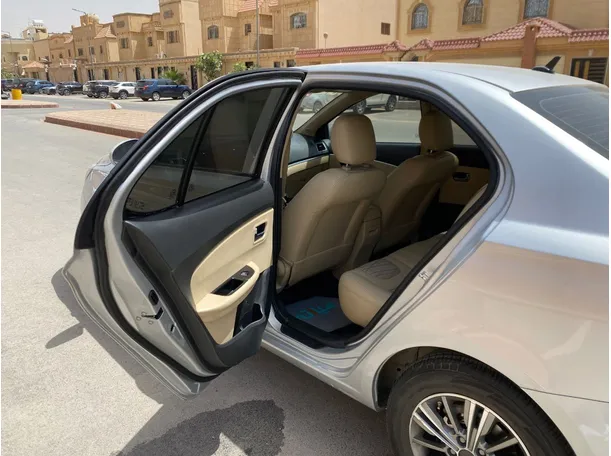 Car image 12
