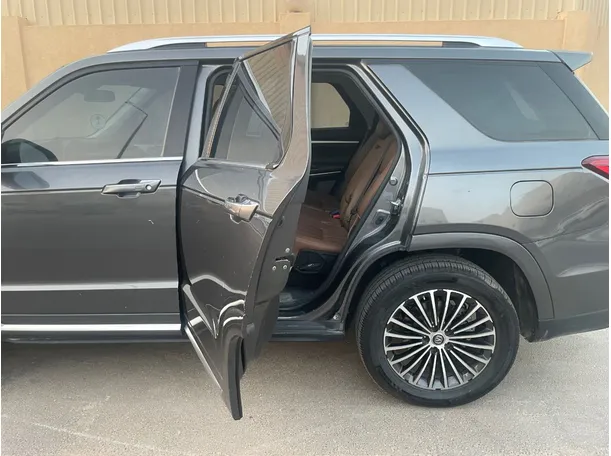Car image 14