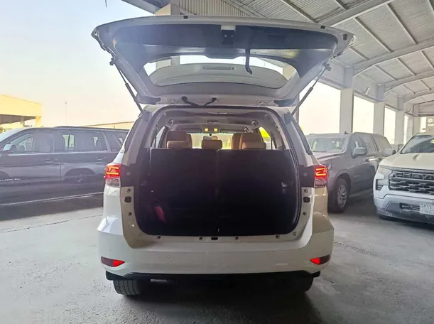 Car image 28
