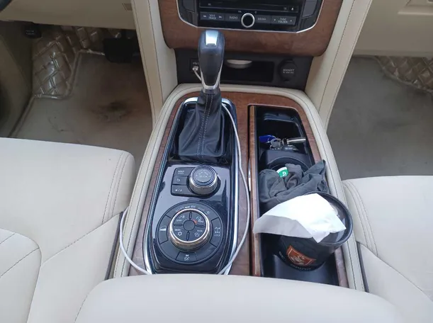 Car image 14