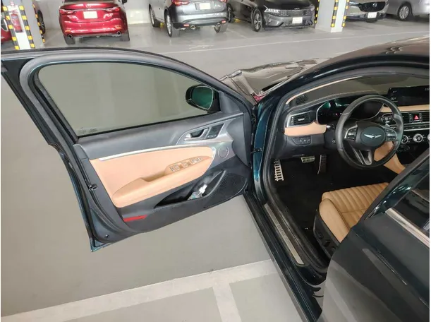 Car image 11