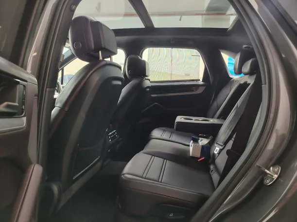 Car image 17