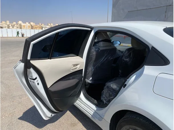 Car image 12