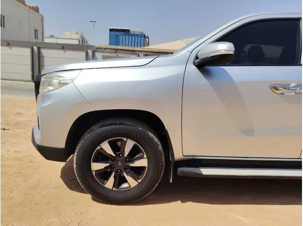 Car image 9