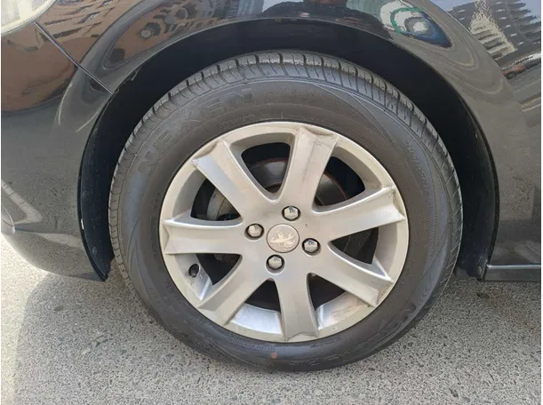 Car image 9