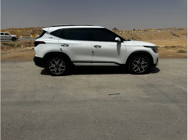 Car image 4