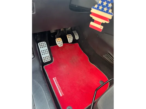 Car image 18