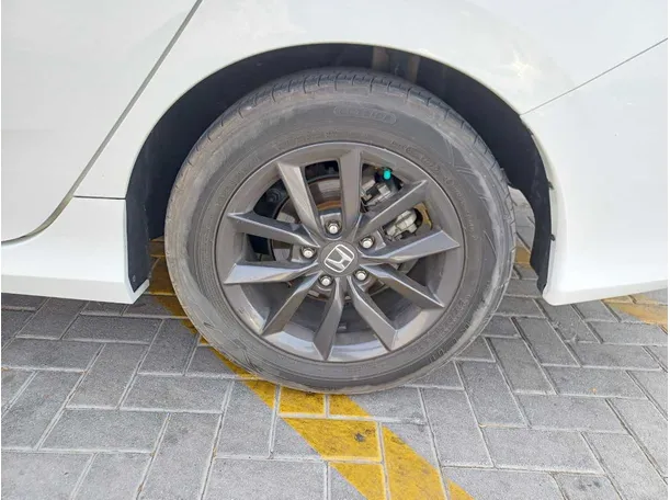 Car image 9